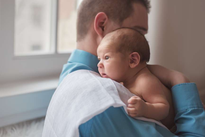 Срыгивание у новорожденных после кормления — виды, причины и способы профилактики