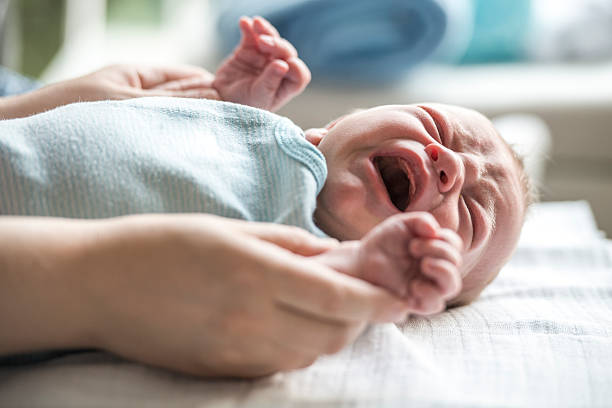 Вздрагивание детей во время сна: почему новорожденный поднимает ручки и просыпается