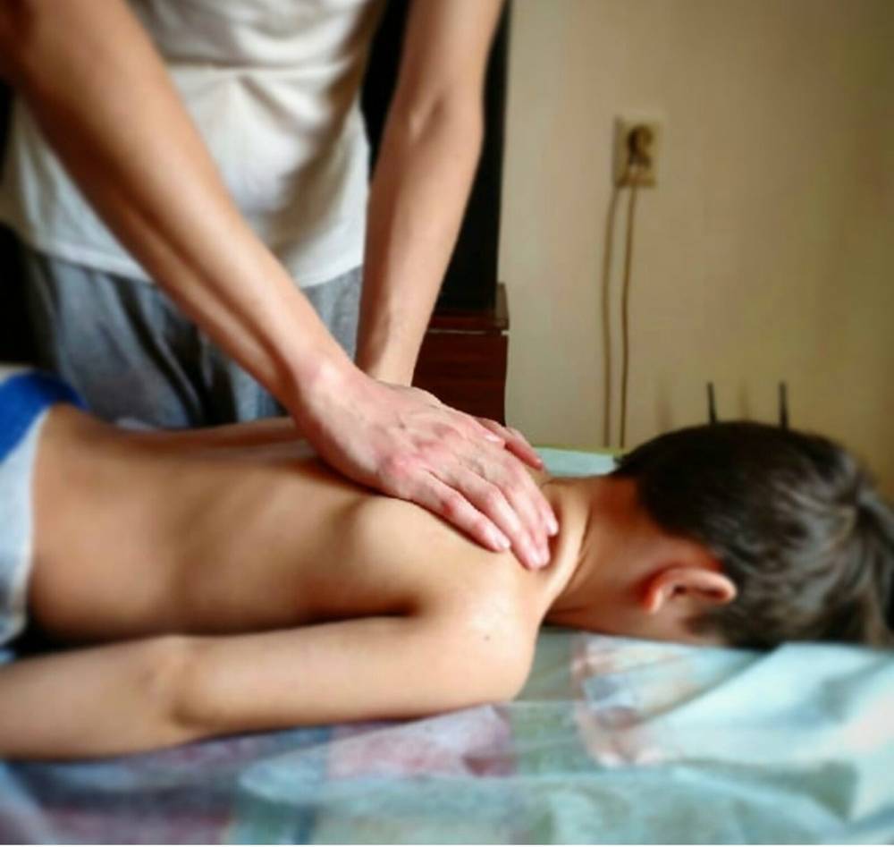 Лечение сколиоза у детей, в том числе массажем, профилактика в домашних условиях, причины и признаки заболевания
