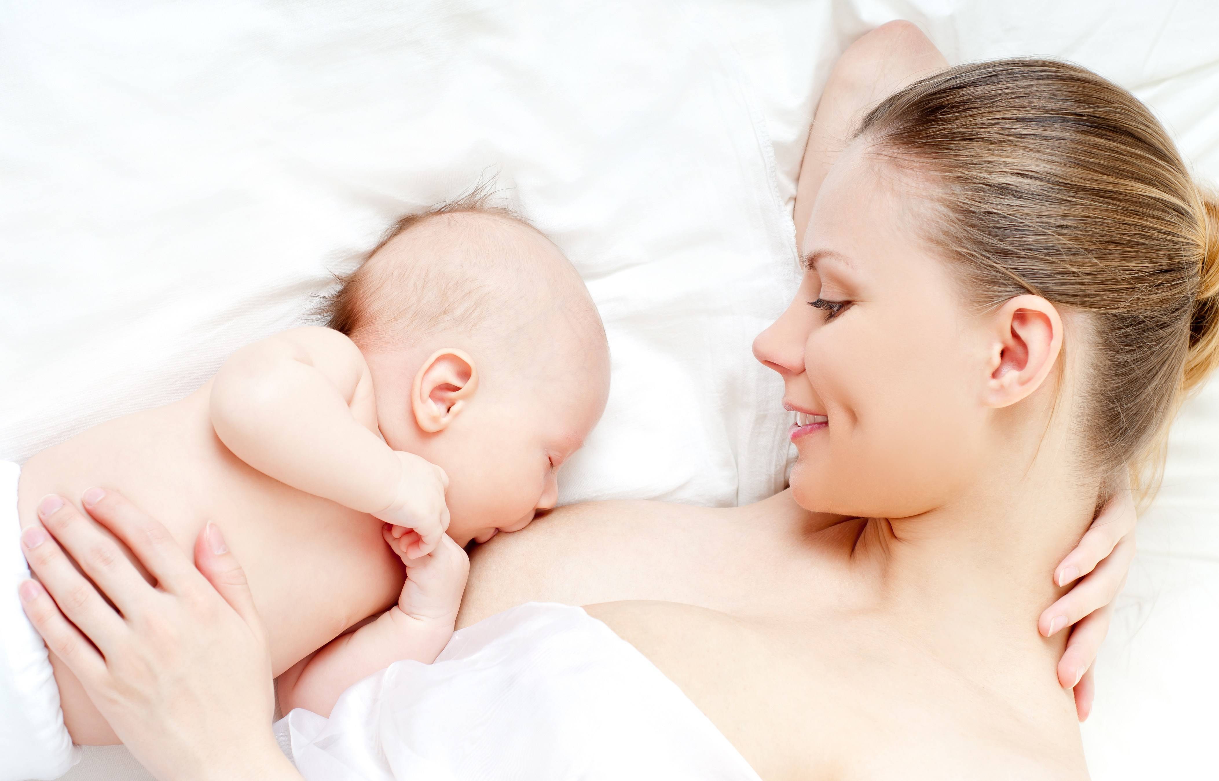 Почему новорожденный ребенок извивается и плачет во время кормления: причины и способы помощи грудничку