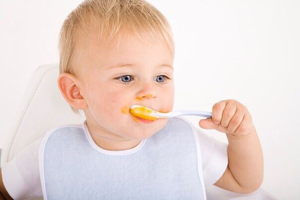 Учим ребенка самостоятельно кушать  ложкой