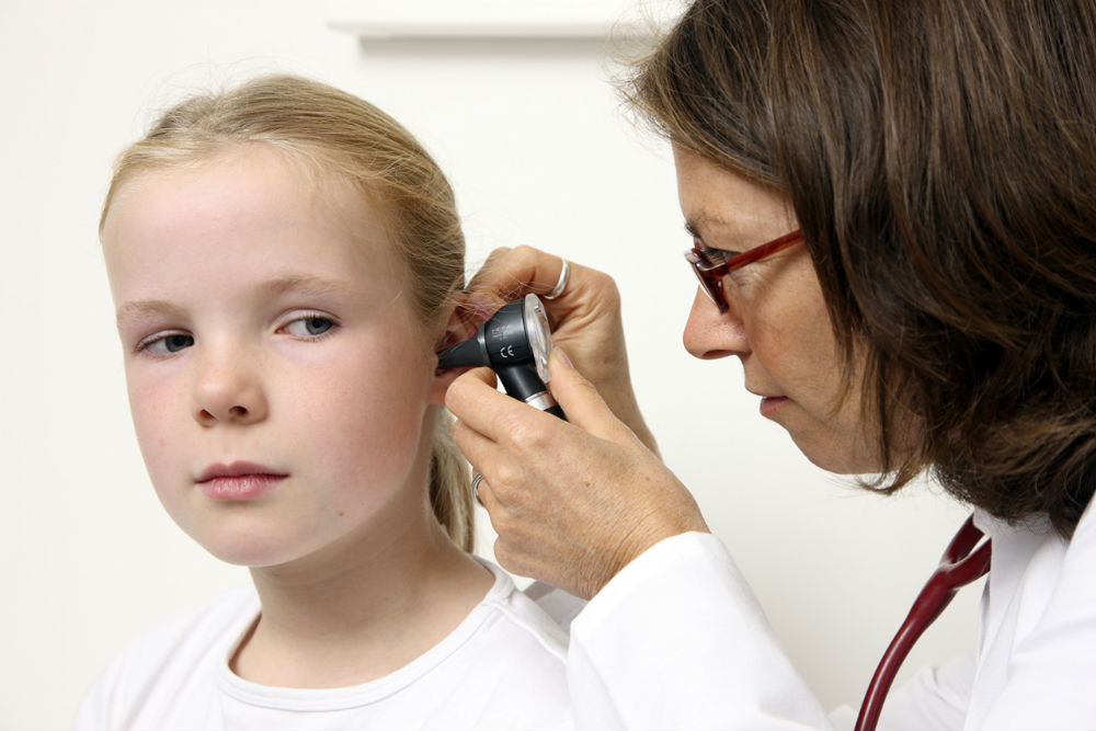 Болит стреляет ухо у ребенка что делать в домашних условиях