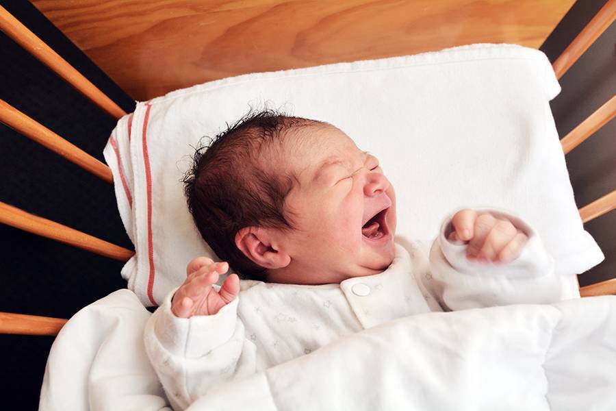 Новорождённый плохо спит: причины нарушения сна и эффективная помощь малышу по нормализации отдыха