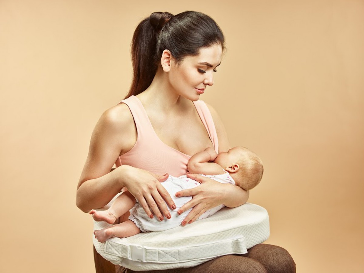 Позы для кормления грудью ребенка (фото). кормление грудью фото поз