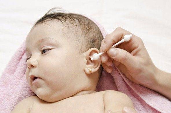 Гигиена малыша – как правильно чистить уши ребенку