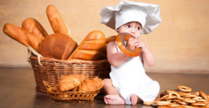 С какого возраста можно давать хлеб ребенку и какой – черный или белый?