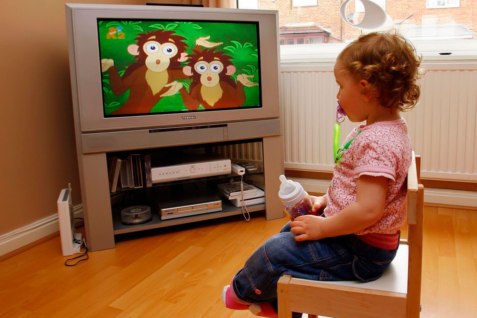 Дети и телевизор: что смотреть, в каком возрасте, сколько - и можно ли смотреть ребенку телевизор вообще?