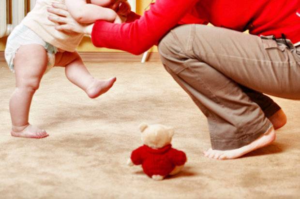 Как научить ребенка ходить самостоятельно: советы для родителей