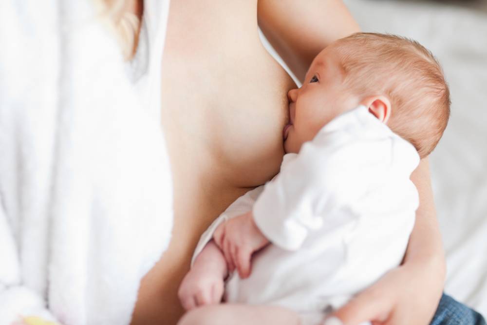 Ребенок плачет при кормлении грудным молоком | уроки для мам
