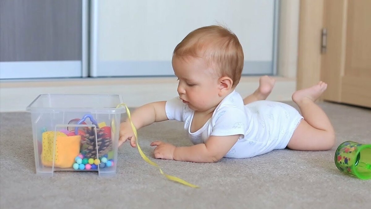 Занятия и игры с ребенком со 2 месяца: как развивать и развлекать малыша, чем занять его во время бодрствования?