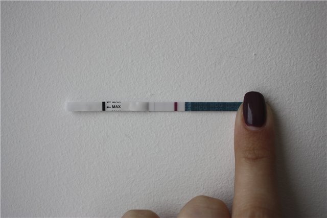 Слабоположительный тест на беременность (5 фото): что означает слабая вторая полоска до задержки? положительный тест с очень бледной полоской