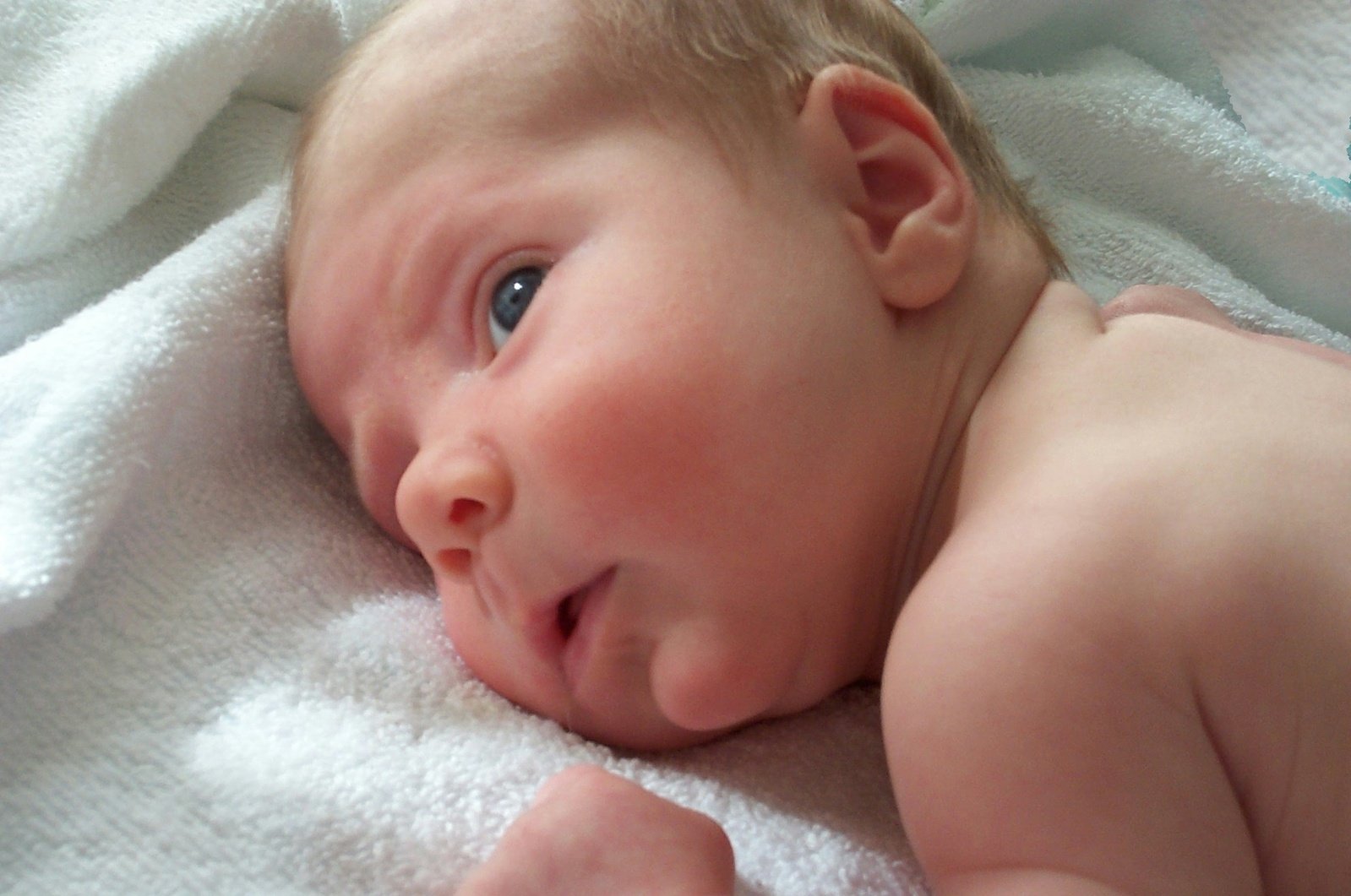 Почему дрожит нижняя губа у новорожденного ребенка?