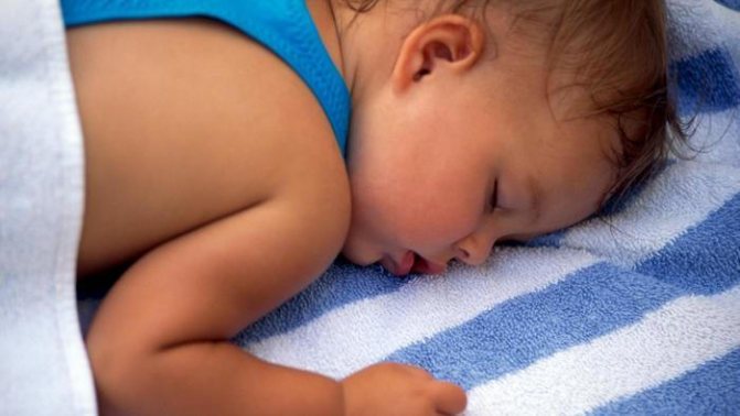 Ребёнок беспокойно спит и много ворочается: выяснение причин и устранение тревожного поведения