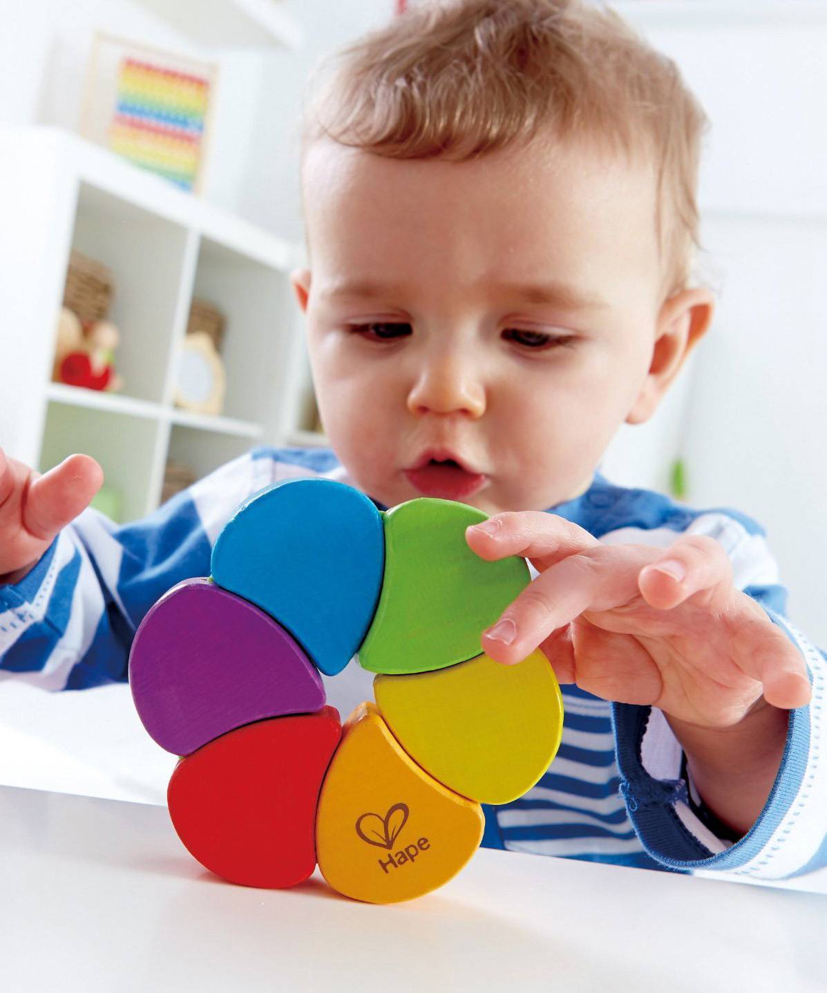 Как научить ребенка цветам, и когда малыши начинают их различать