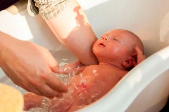 Как купать новорожденного ребенка по всем правилам: основные особенности, спорные моменты и важные нюансы с первых дней жизни