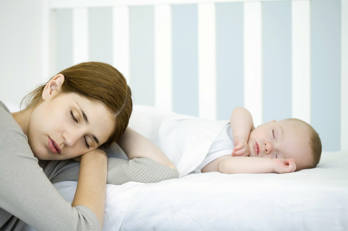 Ребенок спит только на руках – положишь просыпается: причины и что делать