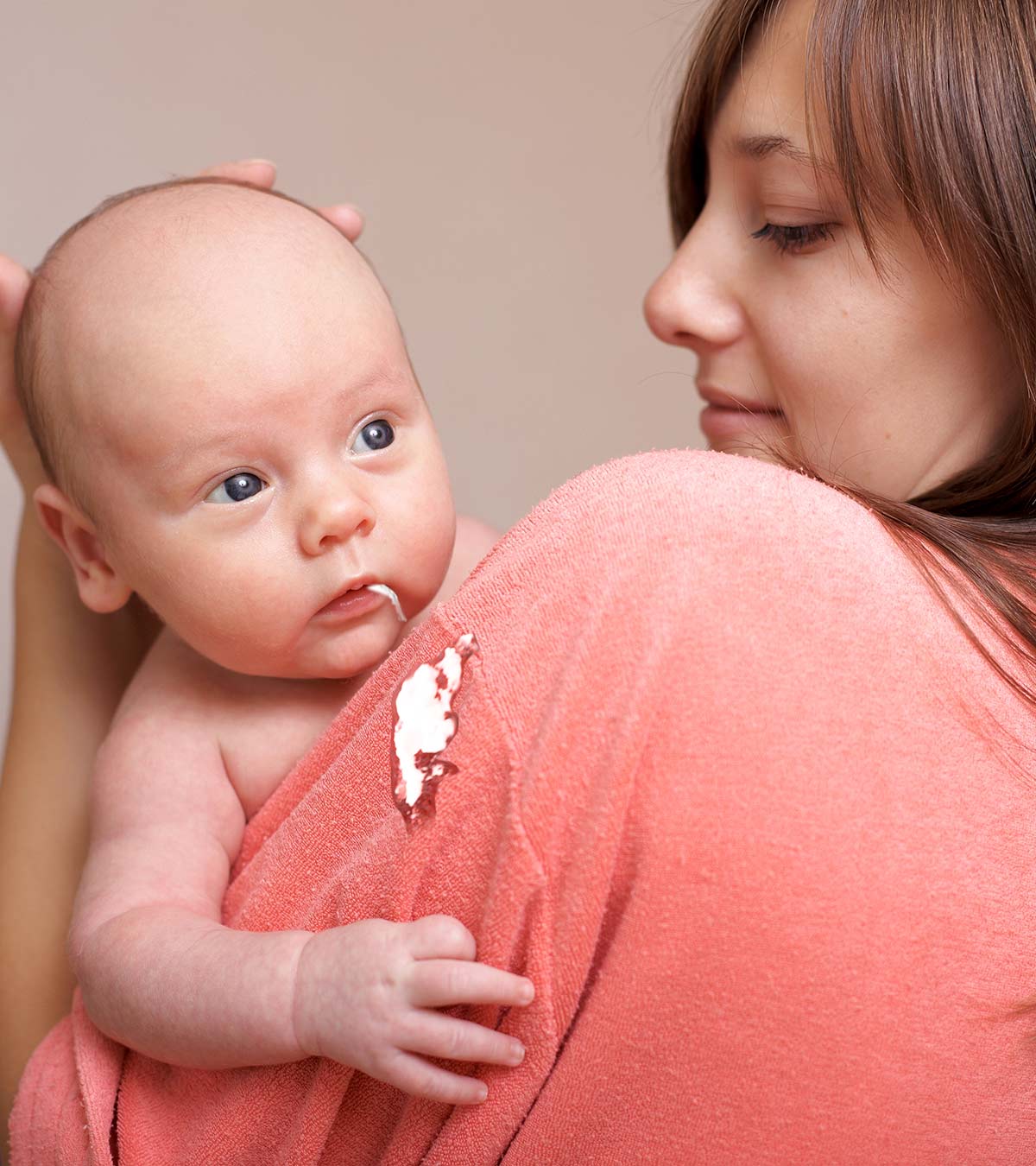 Срыгивание у новорожденных после кормления: причины и что делать