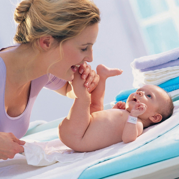Первые дни жизни новорожденного – все, что нужно знать маме: уход за ребенком после роддома, питание и общение