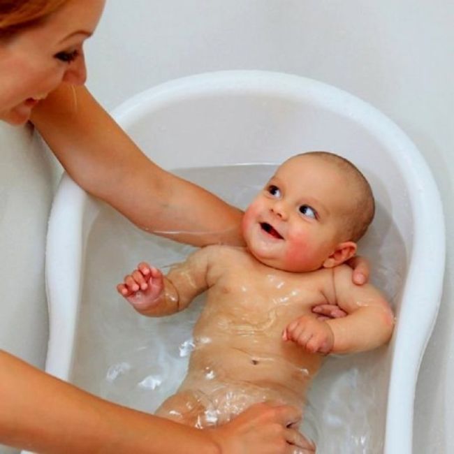 Можно ли купать ребенка после прививки: памятка для родителей