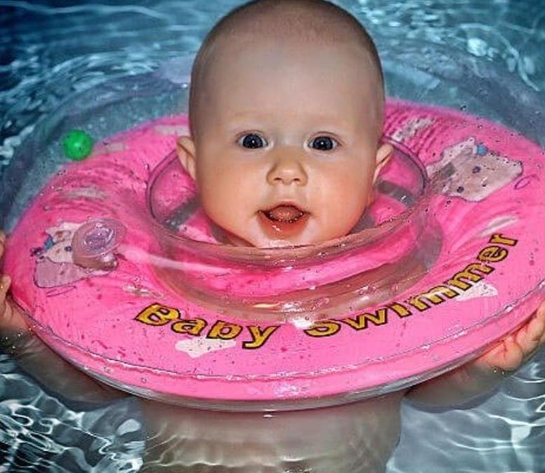 Как правильно купать младенца с кругом на шее? инфографика