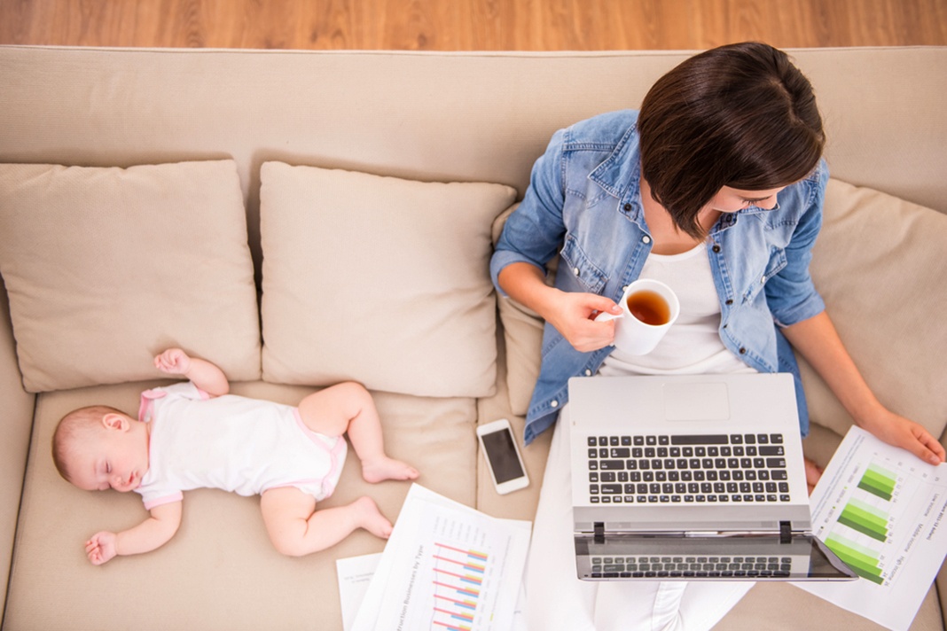 Работа на дому для мам в декрете: 12 вариантов подработки