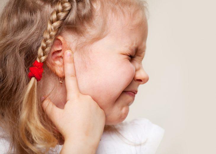 Стреляет ухо у ребенка: почему и что делать