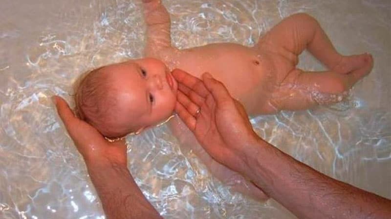 Можно ли мыть лицо новорожденному раствором марганцовки. как развести марганцовку для купания новорожденного - новая медицина