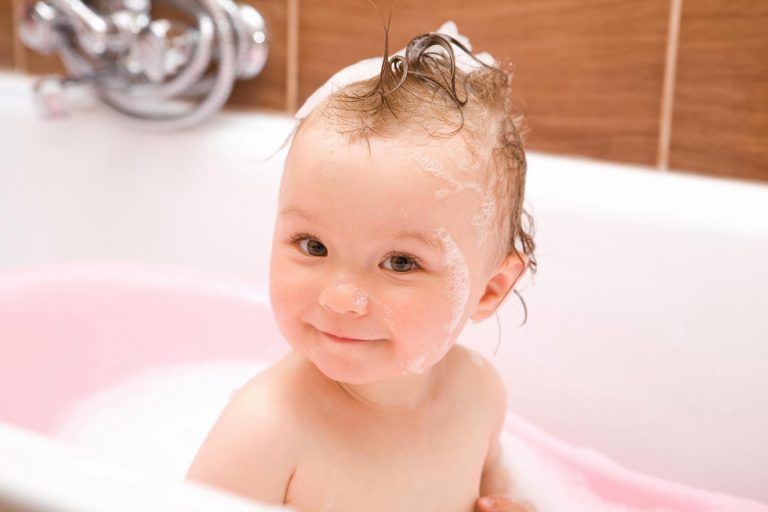 Как помыть голову ребенку без слез и капризов: как приучить малыша мыть голову - дэрма-хэлп