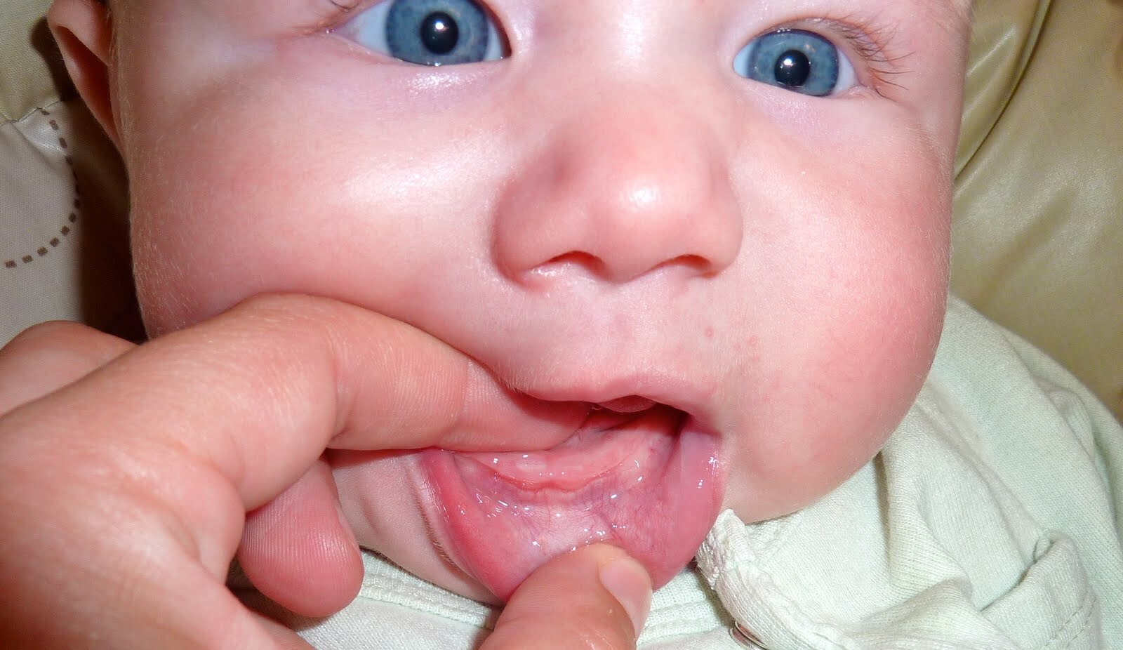 Как режутся зубки у ребенка: фото и особенности процесса