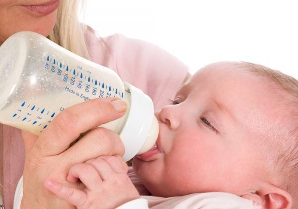 Как правильно кормить новорожденного: грудным молоком, из бутылочки и смесью