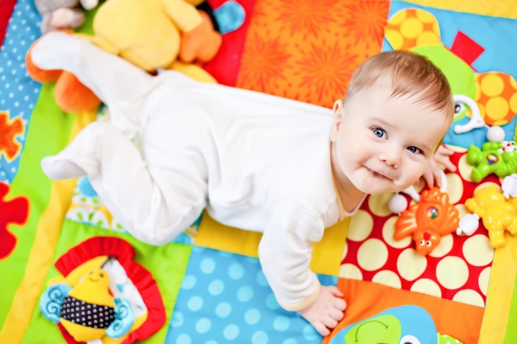 Развивающие игрушки для детей 2 месяца: какие нужны малышу для развития