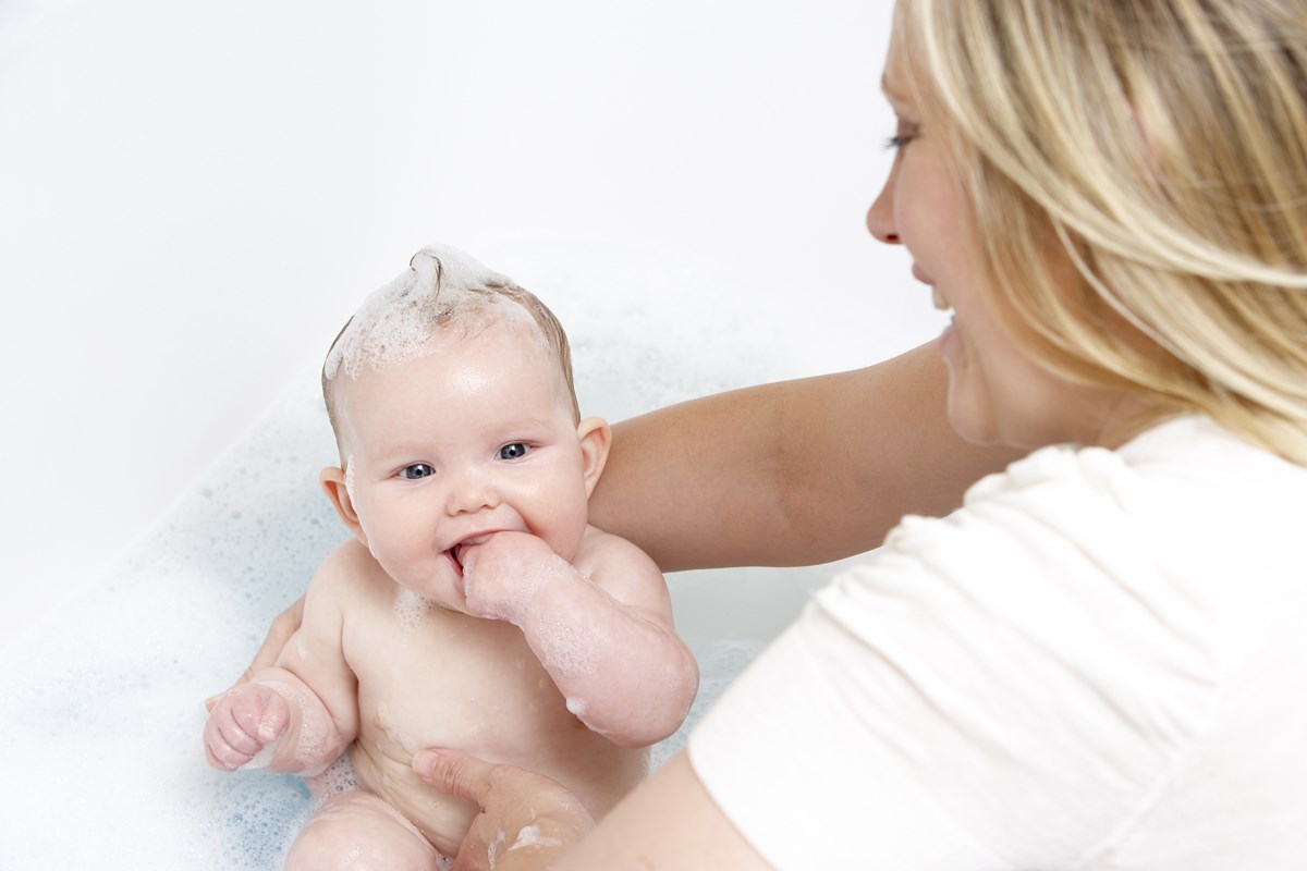 Как подмывать новорожденную девочку: ключевые правила и важные моменты интимной процедуры
