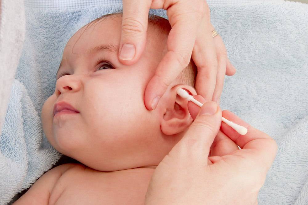Как правильно почистить уши грудному ребенку, и нужно ли это делать