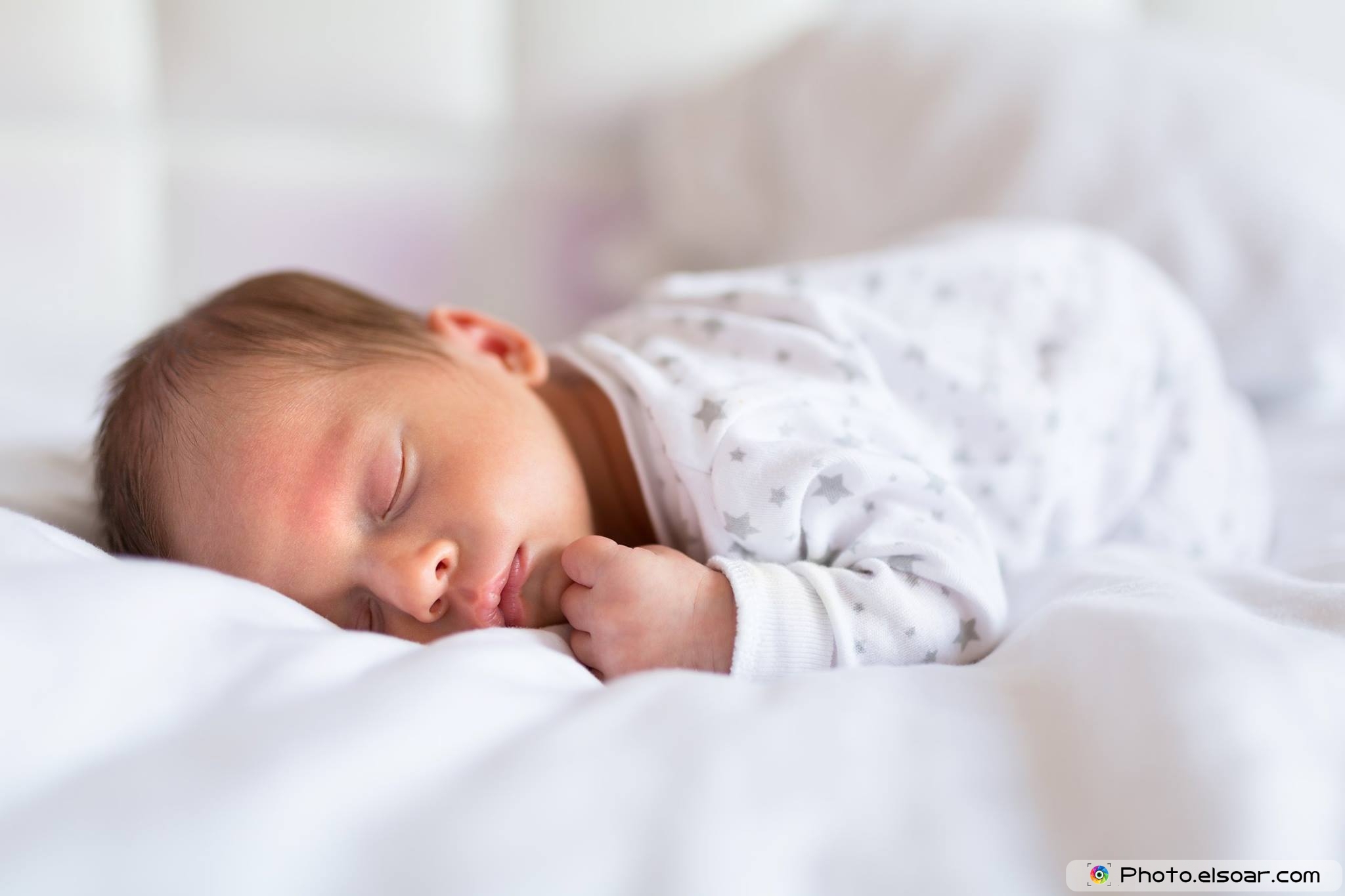 Почему ребенок вздрагивает во сне и просыпается