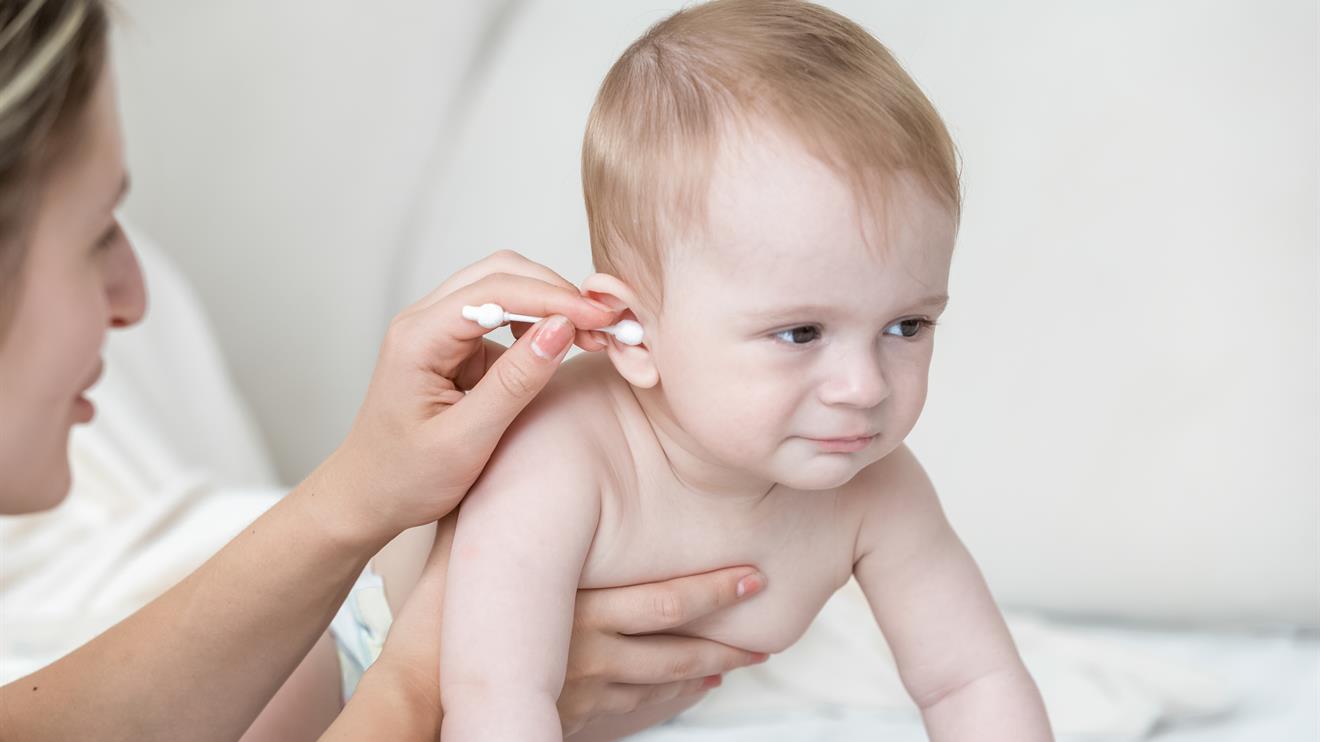 Ребенок трет уши - правильное лечение