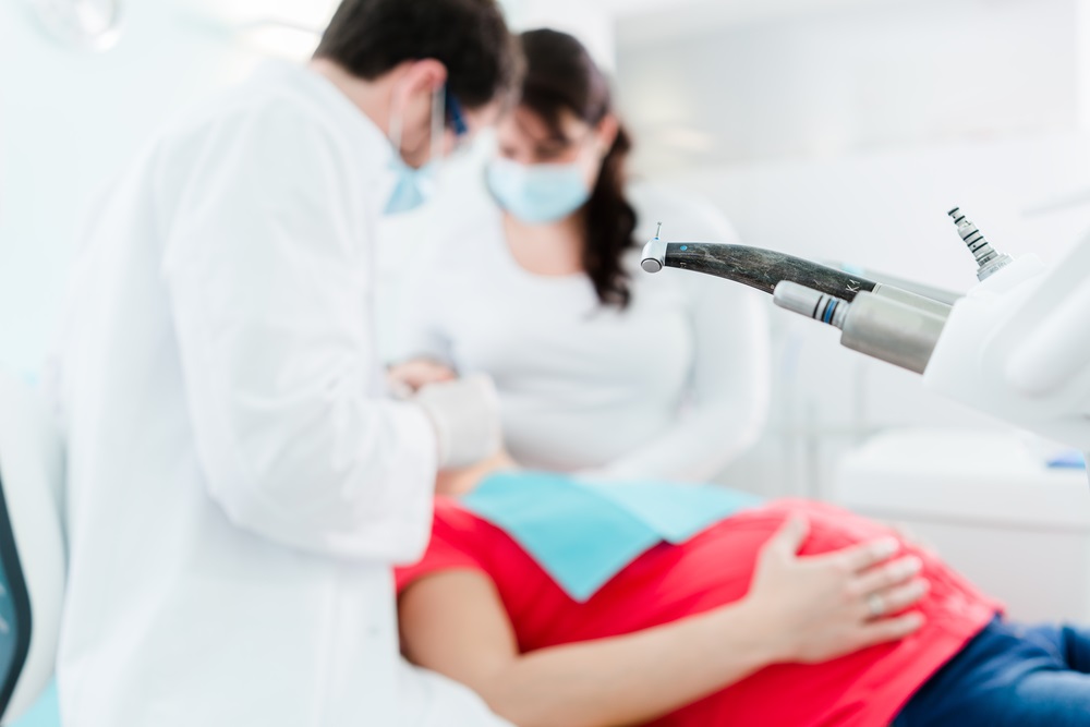 Безопасно ли лечение зубов при беременности: можно ли беременным лечить зубы с анестезией, выбор препаратов