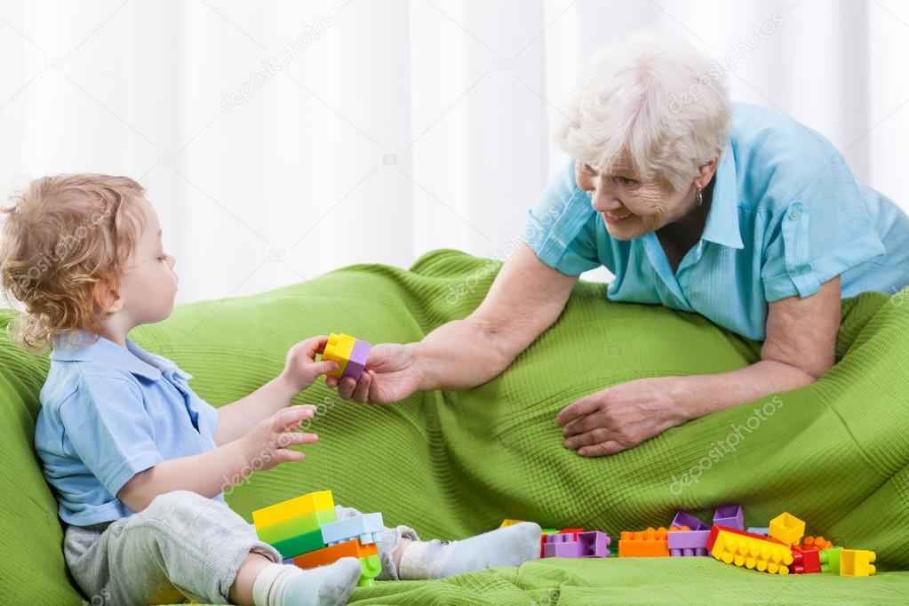Бабушка или няня: с кем оставить ребенка