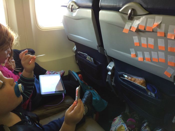 Ребенок в самолете: 10 удачных решений. что взять с собой?