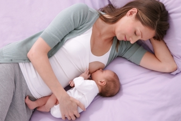 Нужно ли будить грудного ребёнка для кормления: советы мамам