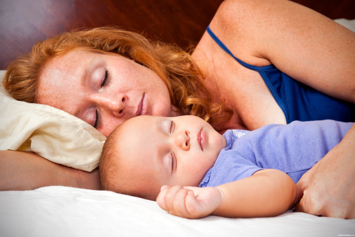 Нужно ли будить новорожденного для кормления ночью?
