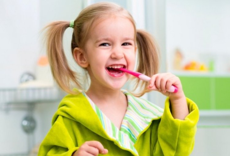 Как правильно научить маленького ребенка чистить зубы