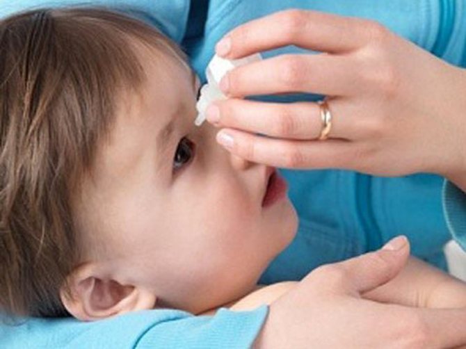 Как правильно закапать капли в нос, в уши и глаза, если ребенок жмурится и не дается? - rosmedportal.ru