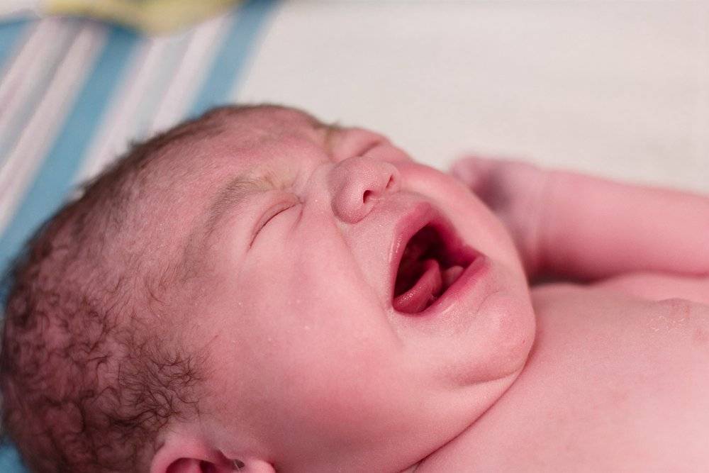 Как успокоить новорожденного когда он плачет