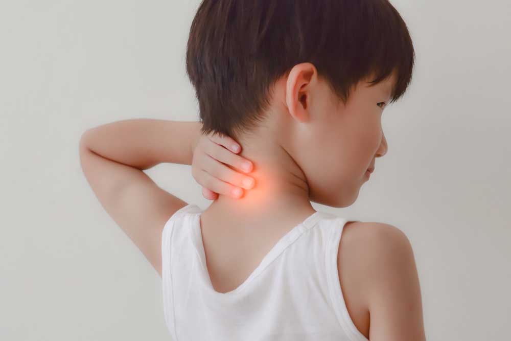 У ребенка болит шея сзади, причины температуры и боли с одной стороны