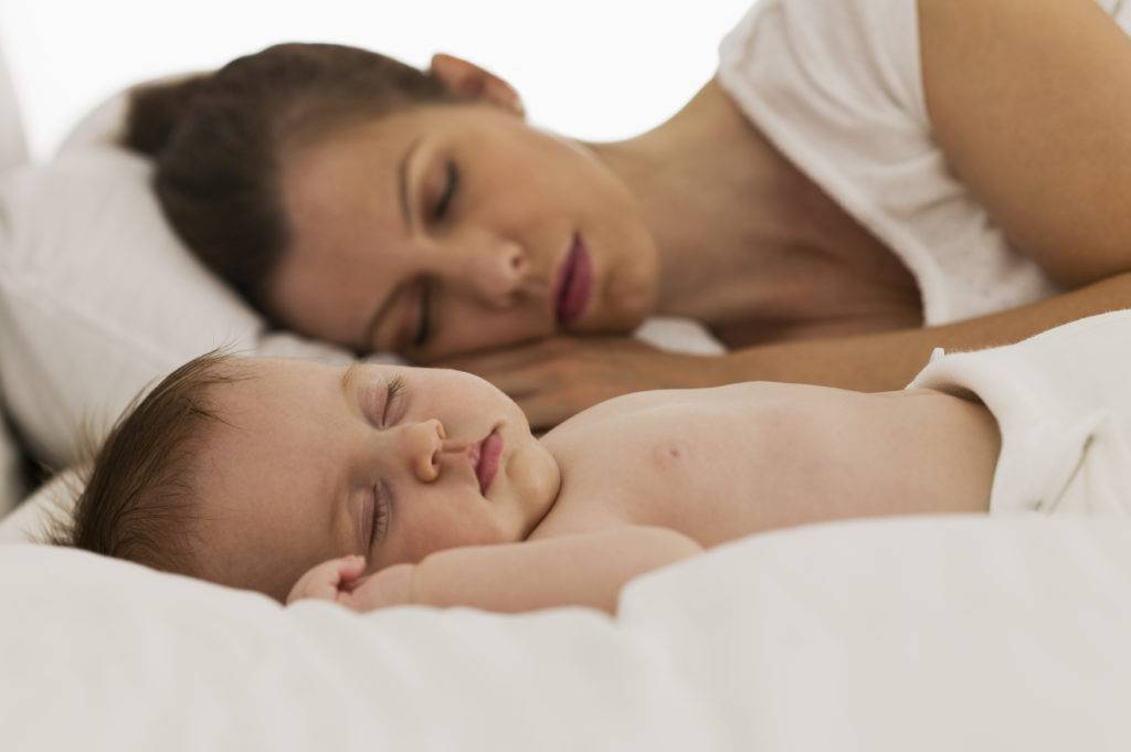 Можно ли новорожденному спать с мамой: сон вместе с родителями в одной кровати