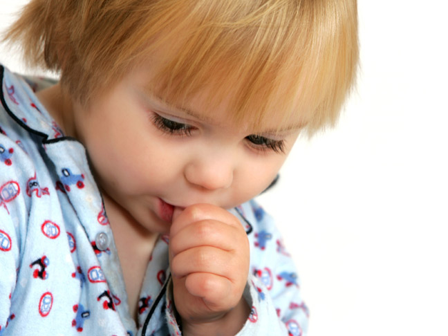 Как отучить ребенка сосать палец: советы родителям