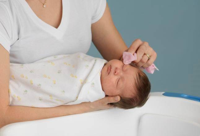 Как нужно правильно ухаживать за кожей новорожденных на лице и теле