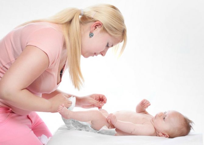 Как подмывать новорожденную девочку и мальчика | уроки для мам