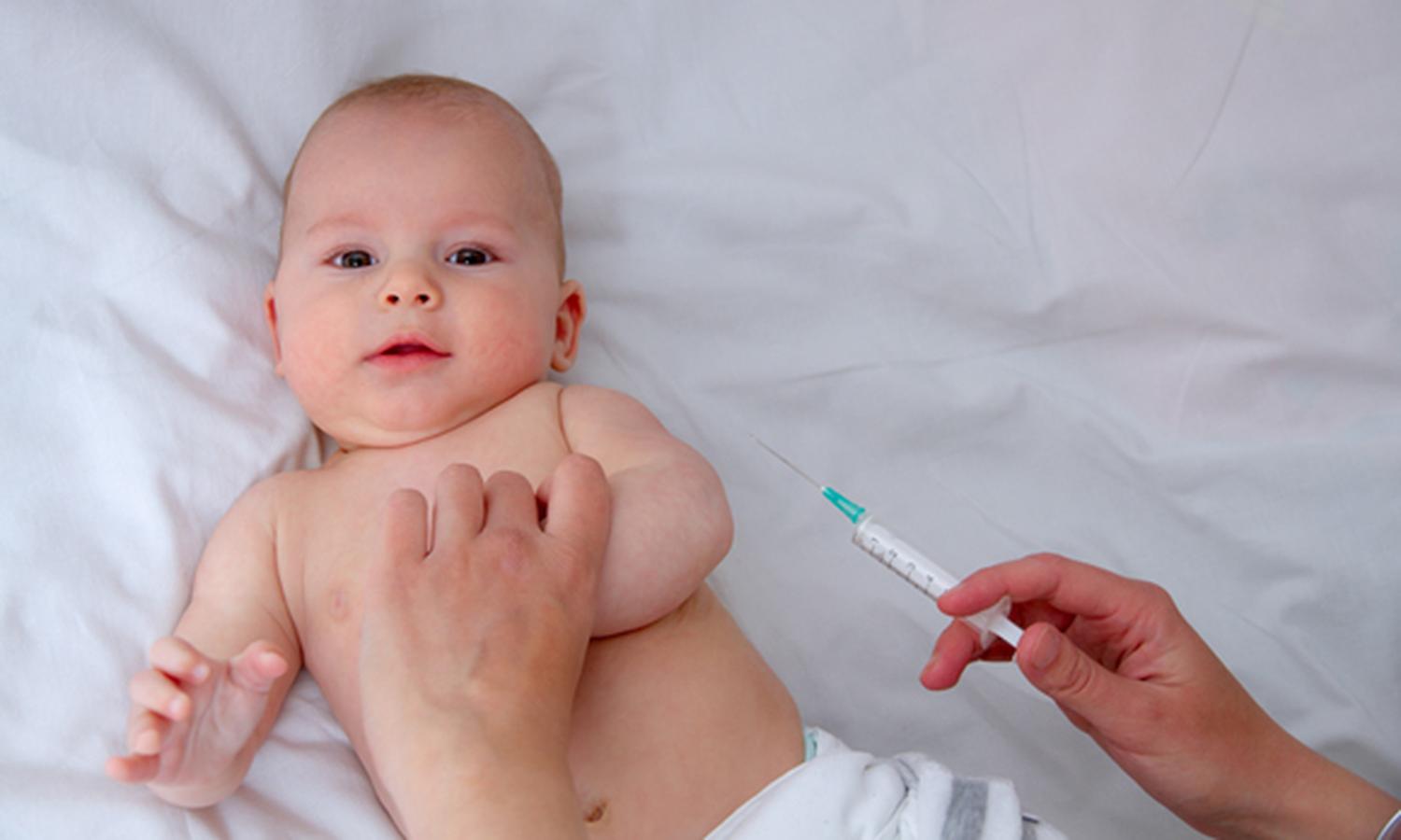 Можно ли купать ребенка после прививки акдс: мнения мам и врачей