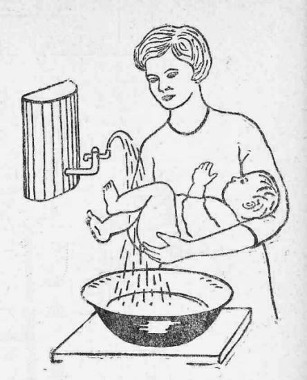 Как правильно подмывать новорожденную девочку под краном и обрабатывать: комаровский